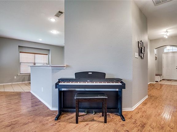 4th image of 12932 Glenville Ct