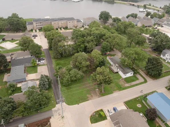 306 Iowa St, Arnolds Park, IA 51331