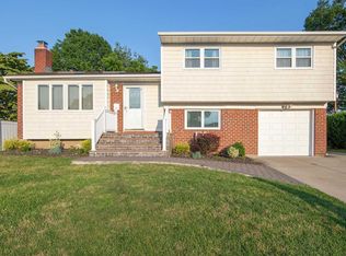 68 Pasadena Dr, Plainview, NY 11803