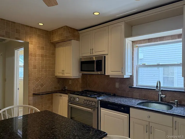 60 Columbia Ave — Photo 7