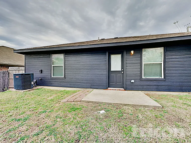 1320 Cleardale Dr — Photo 16