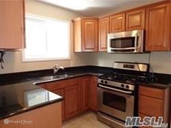3rd image of 229 E Walnut St