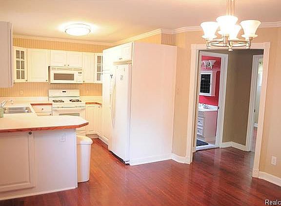 4th image of 1244 N Selfridge Blvd