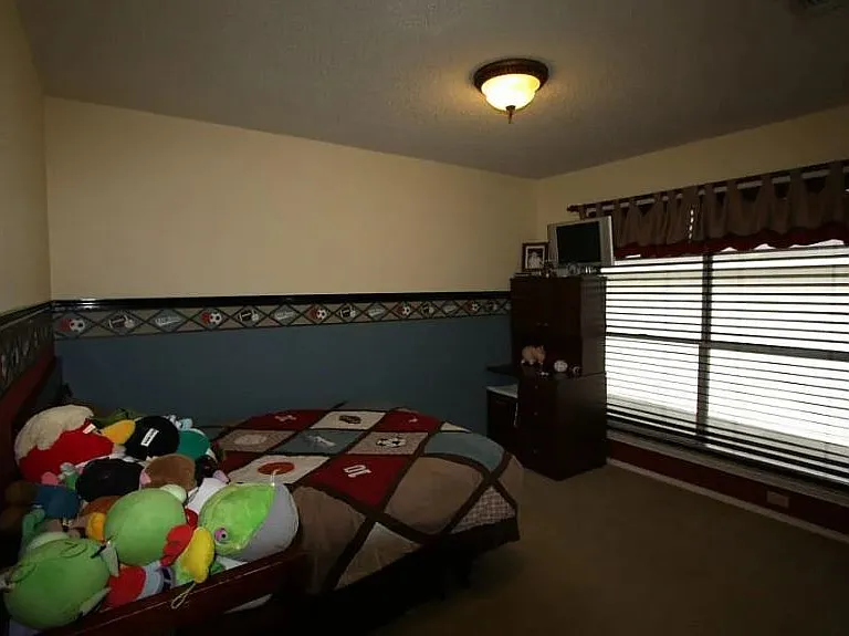 549 Raintree Cir — Photo 14
