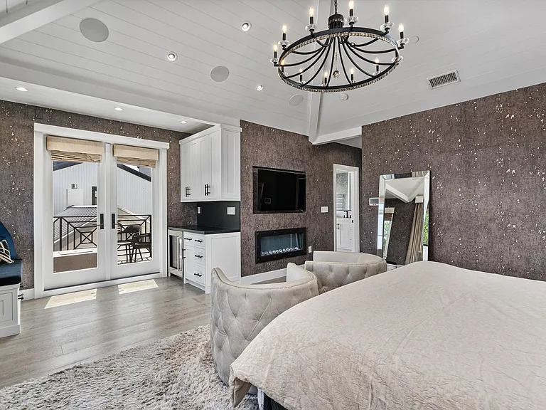 2037 E Ocean Blvd — Photo 25
