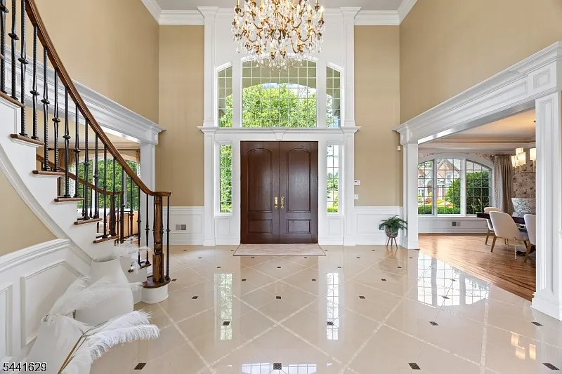 5 bed, 4.5 bath, 5494 sqft, $13,000 — Photo 3
