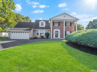 20 Courtney Dr, Farmingville, NY 11738