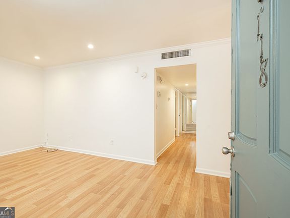 5th image of 118 Maison Pl NW