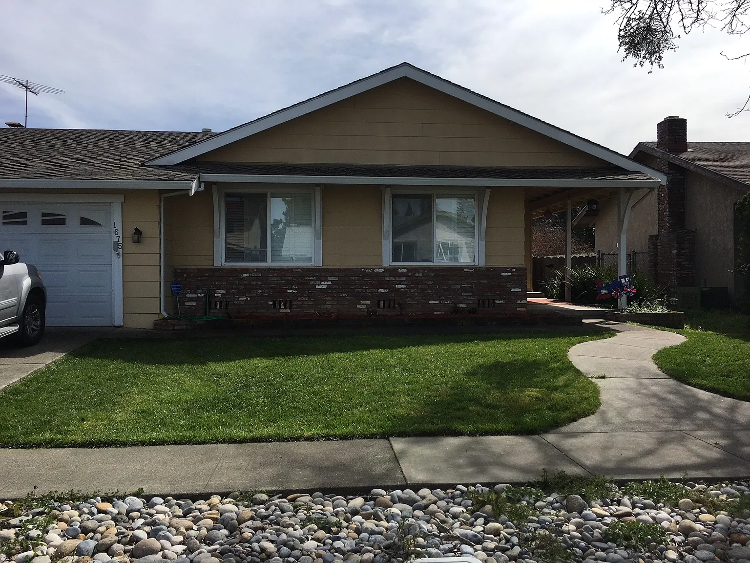 1675 Santiago Ave photo 1