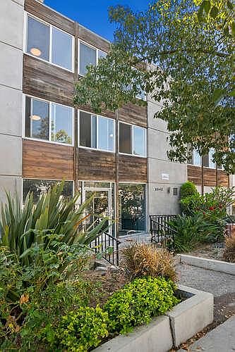 1st image of 2542 N Beachwood Dr #1