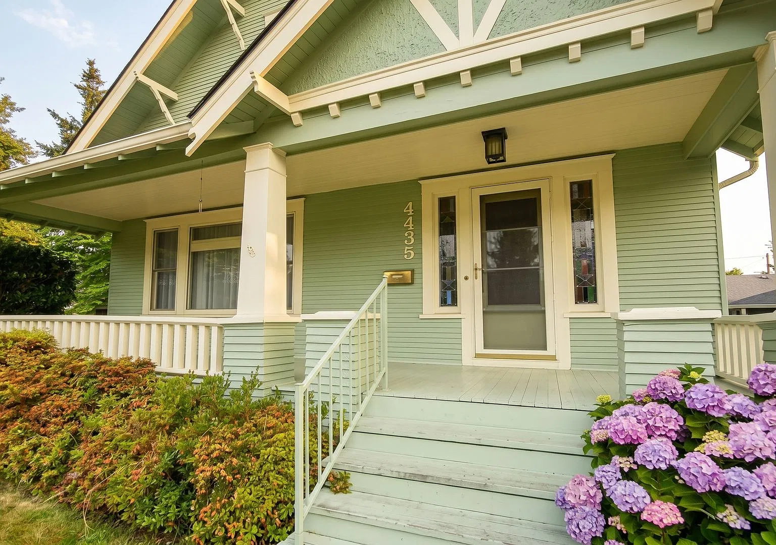 **Half Off the First Full Month of Rent Gorgeous Craftsman-Style 5 Bedroom Home Located in the So... — Photo 3