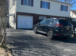 231 S 12th St FLOOR 2, Lindenhurst, NY 11757