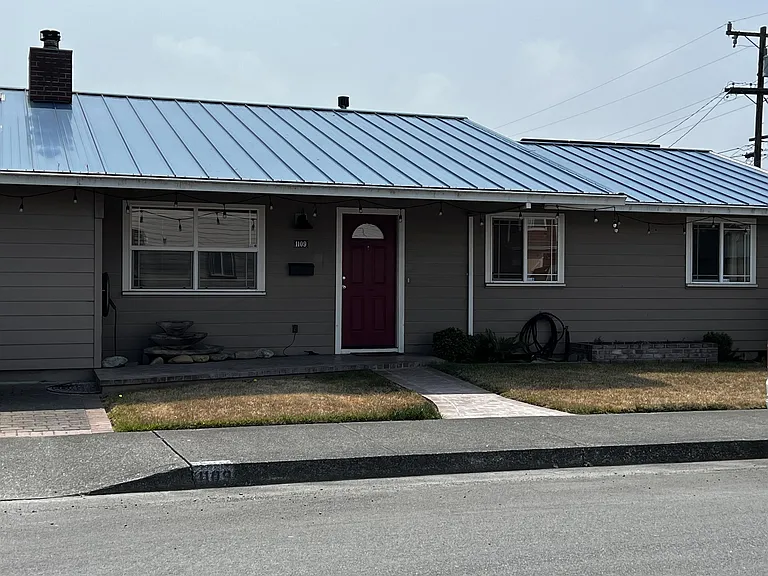 1109 Thomas St — Photo 2