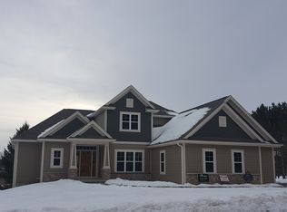 W1039 Stone Bridge Ct, Hartford, WI 53027