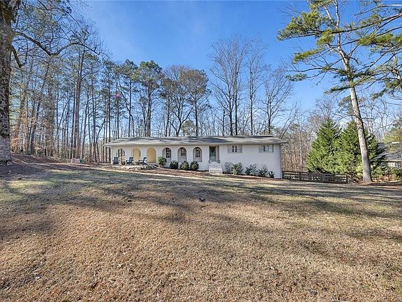 3rd image of 940 Oakdale Rd