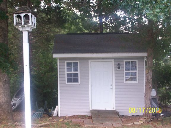 3rd image of 715 Rockwood Dr