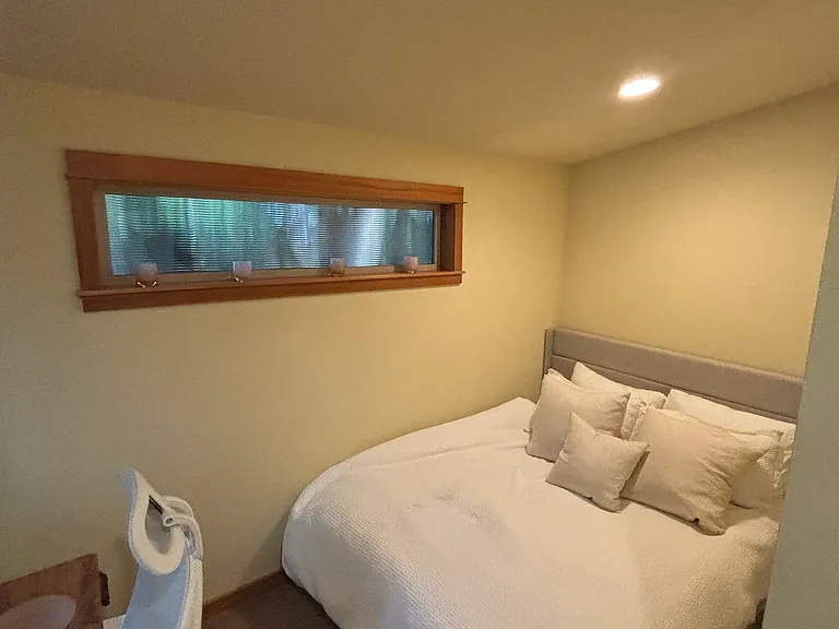 624 W Emerson St #B — Photo 15
