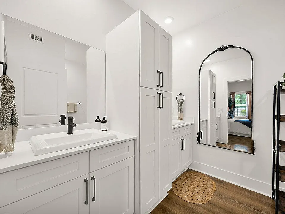 Pointe Grand Apartments Primary Bath