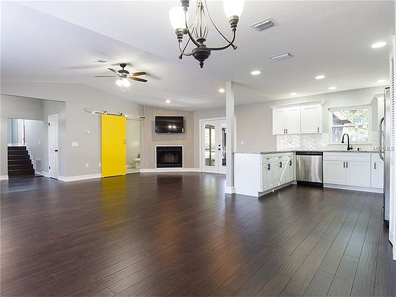 5th image of 814 E Harbour Ct