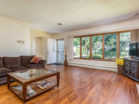 5th image of 35 Doris Ave