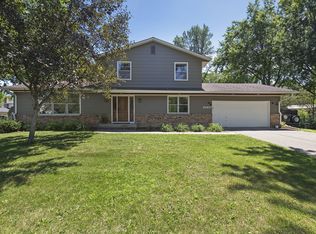 10433 Brunswick Cir, Bloomington, MN 55438