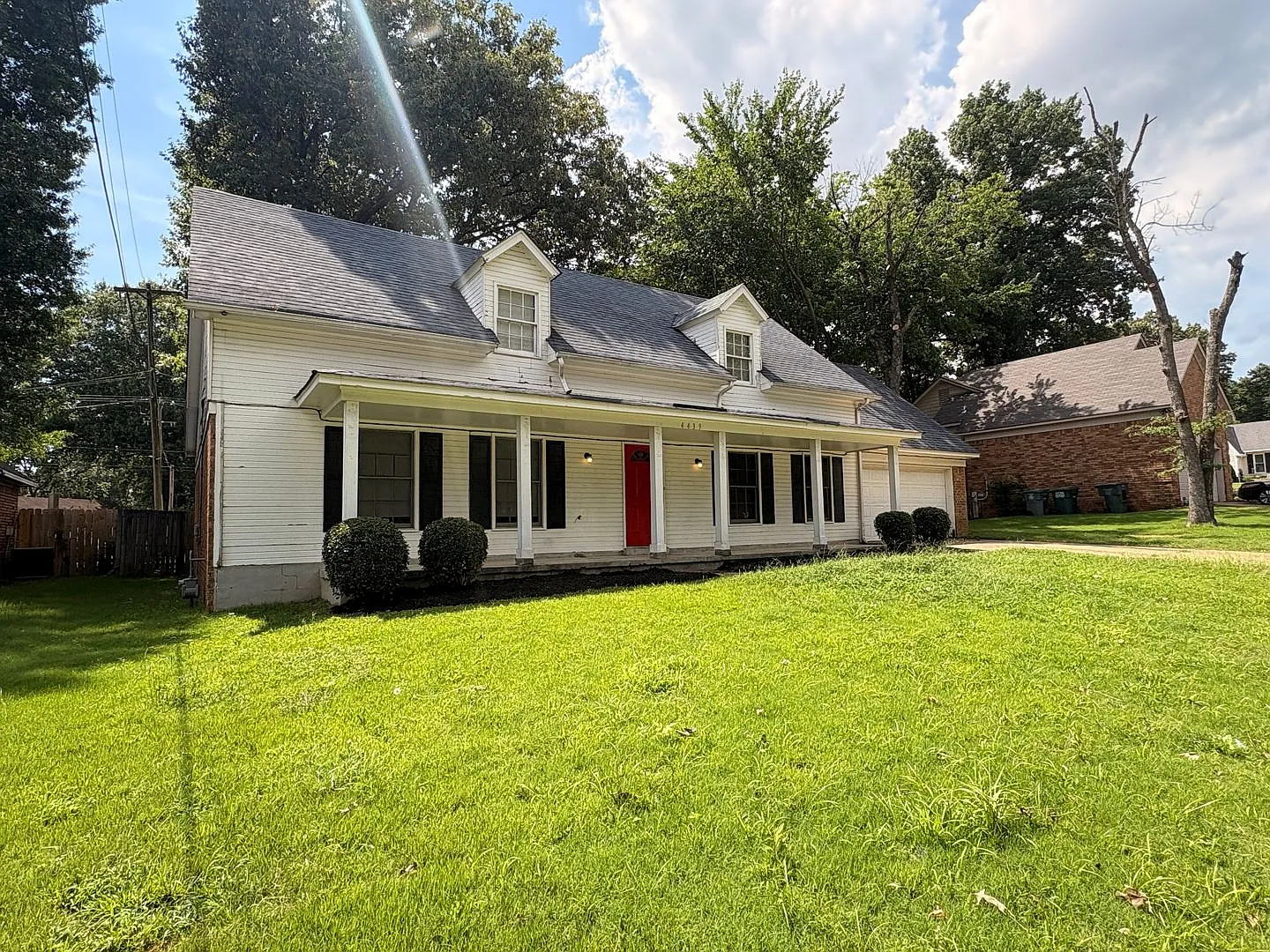 Spacious Home Freshly Painted and New Carpeted! Fully Fenced in Back Yard. — Photo 3