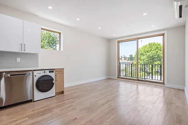 Rented by Skyhigh Realty NYC LLC | media 13