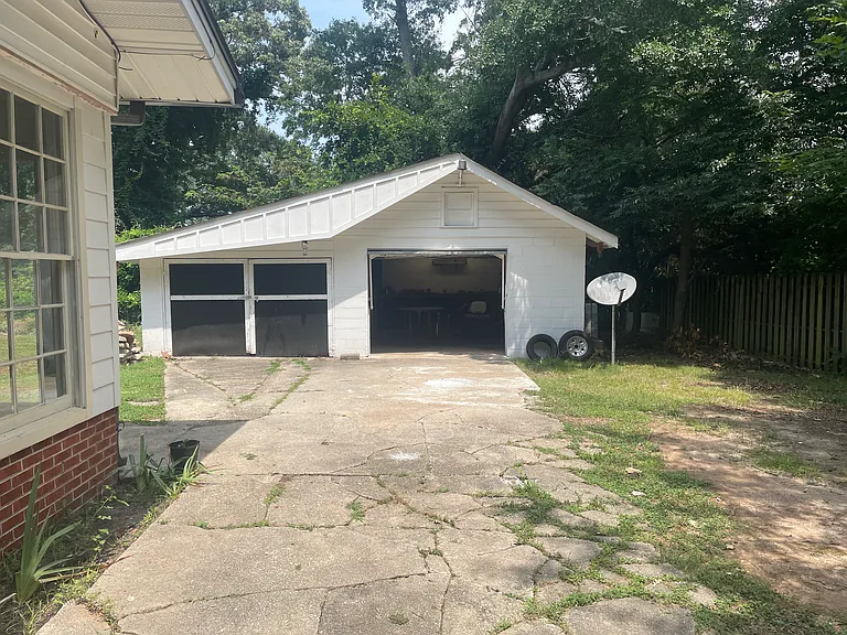 1712 Meadowview Dr — Photo 2