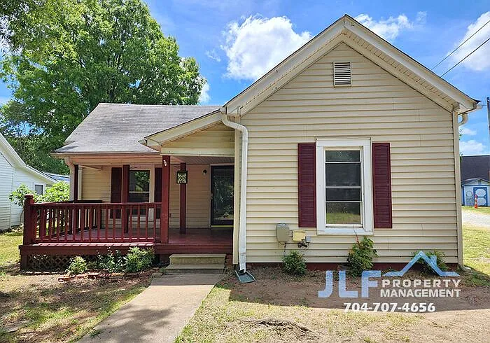 3 bed, 1.0 bath, 1231 sqft, $900 — Photo 2