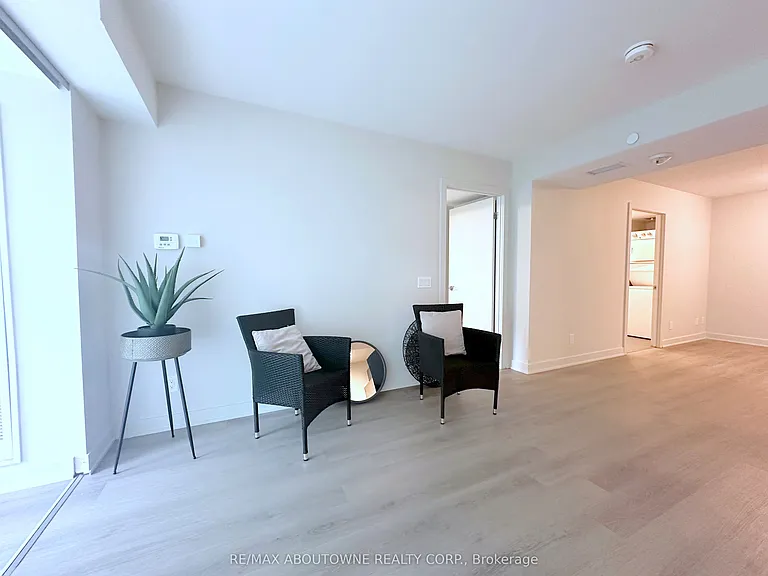 3385 Dundas St W #301 — Photo 4