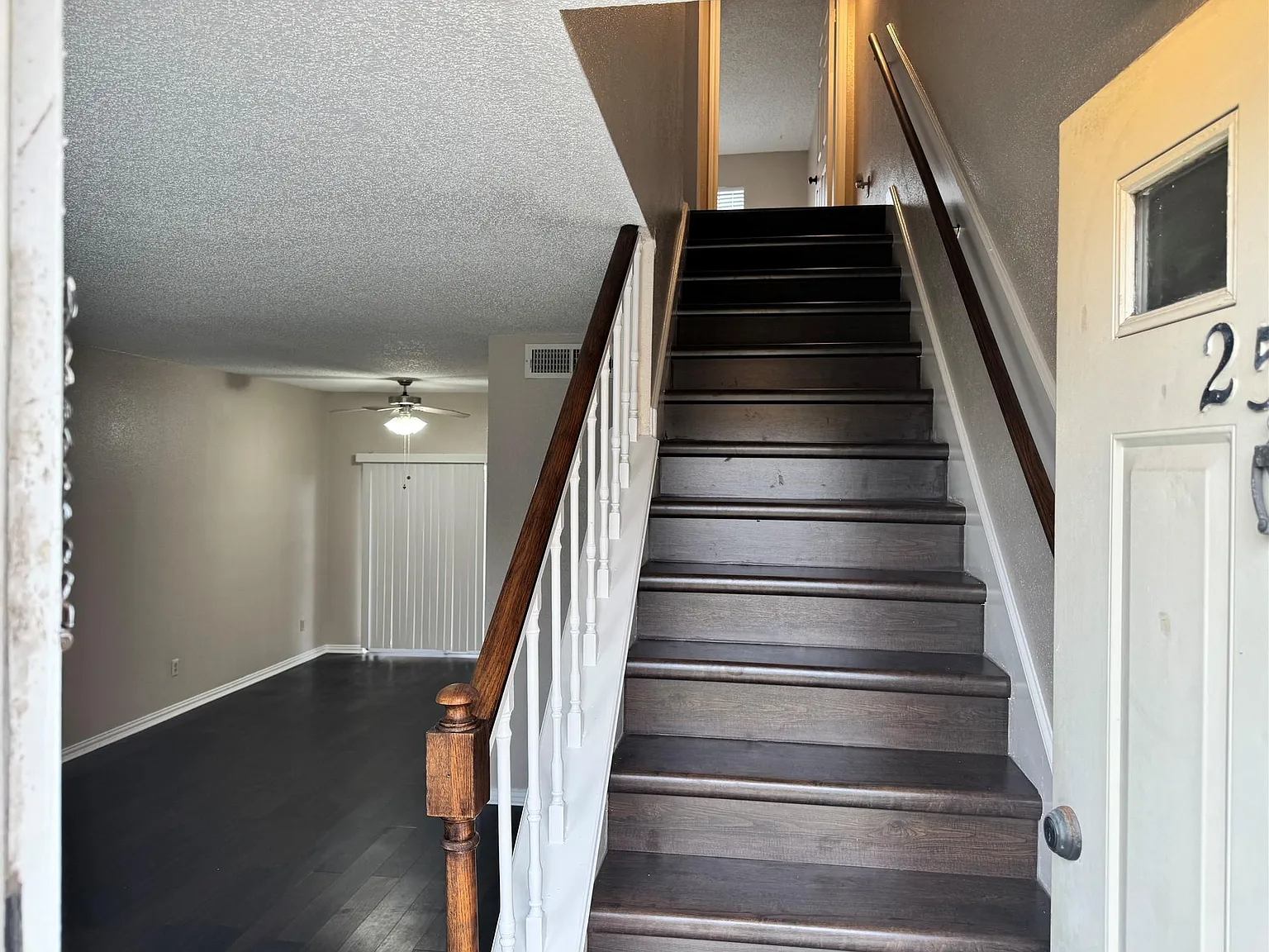 2 bed, 2.5 bath, 1220 sqft, $1,650 — Photo 2