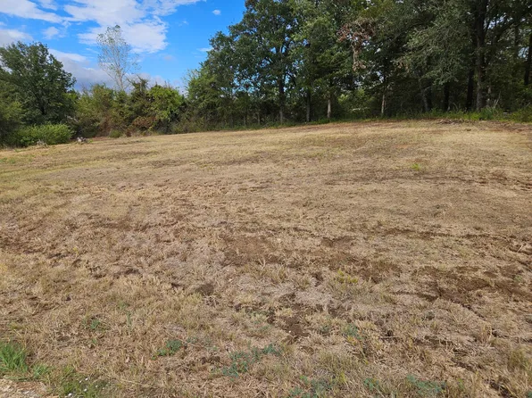 32 E Elmwood Dr, Garland, TX 75043