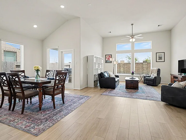 2214 Lierna Dr — Photo 2