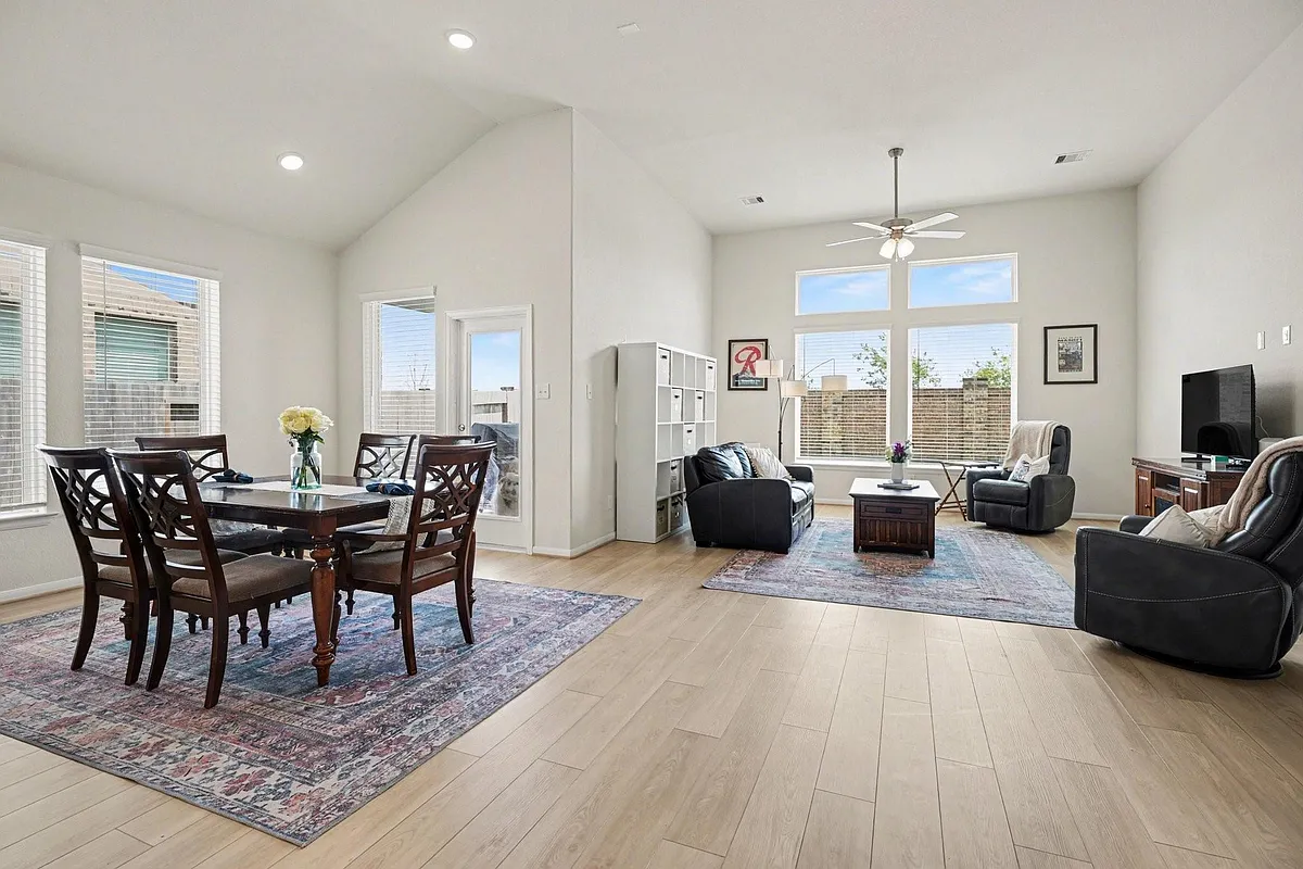 Building Photo - 2214 Lierna Dr