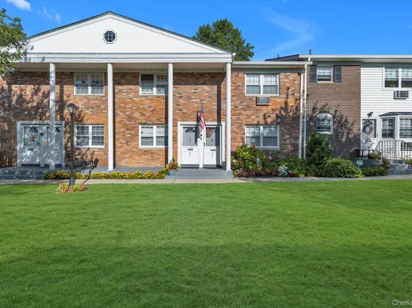 4821 Wilshire Lane #4821, Oakdale, NY 11769