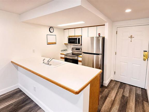 3rd image of 55 Clinton Pl APT 304