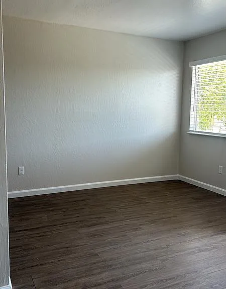 901 Martin Cir #10 — Photo 3