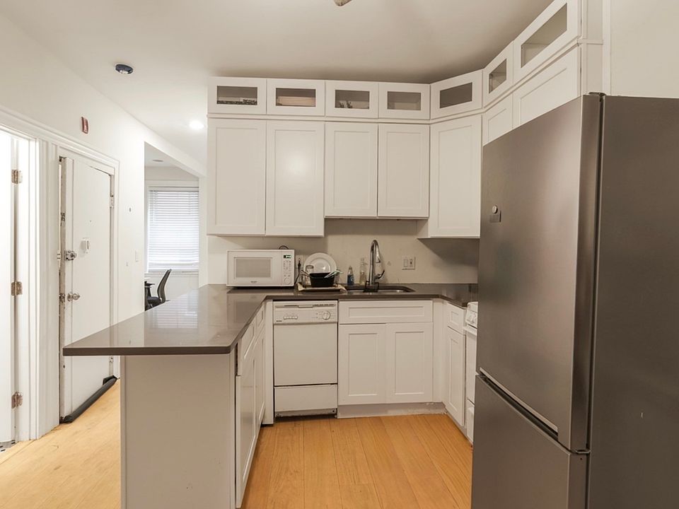 1st image of 392 E 8th St #T3