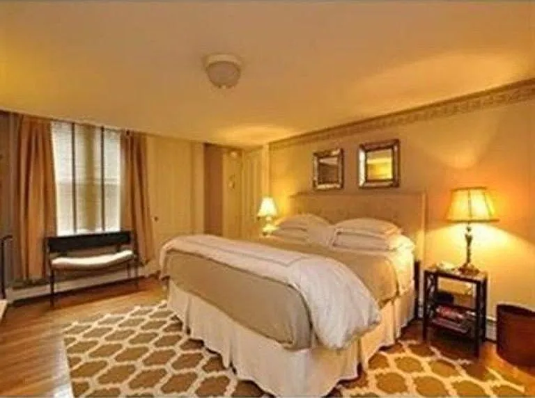 Master bedroom - King bed
