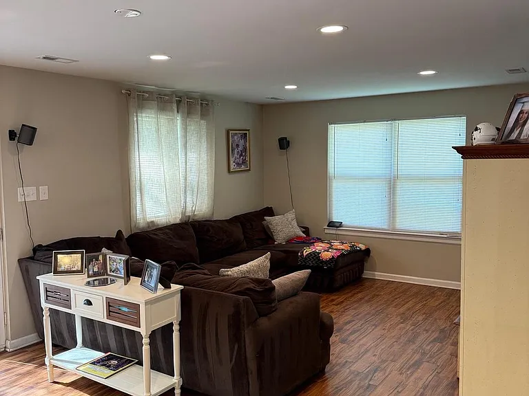 913 Hampton Way — Photo 8