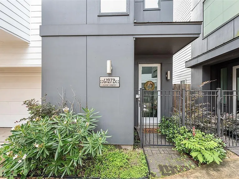 6127 Clyde St #B — Photo 3