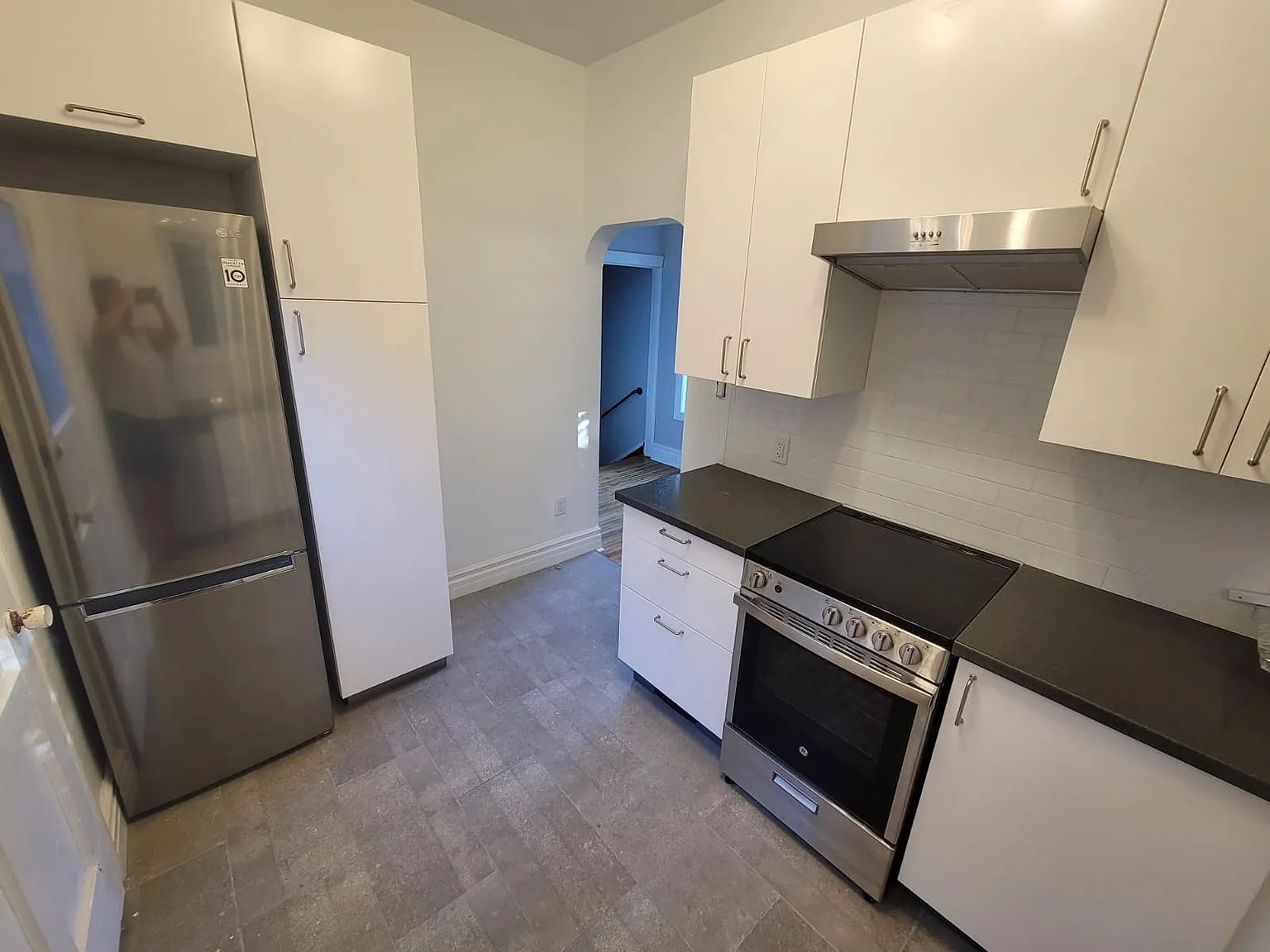 2 Bedroom in Desirable Location Steps to Locke St — Photo 4