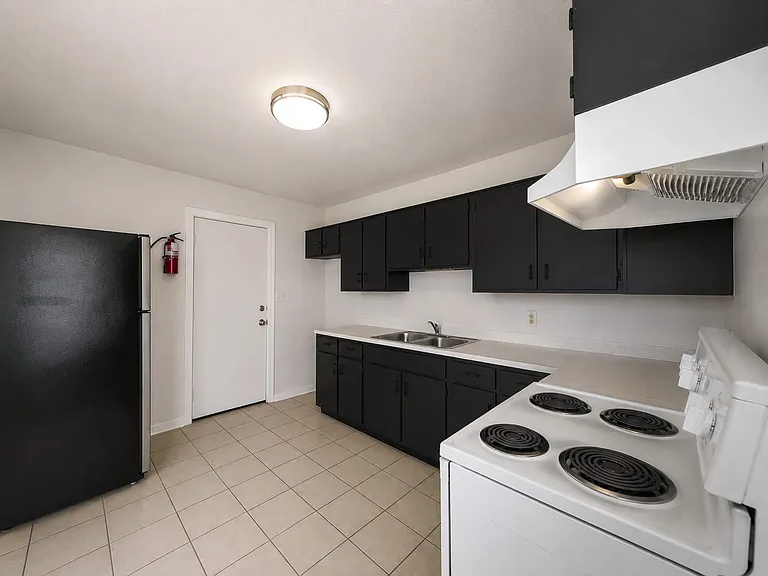 1811 Perkins Ave #7 — Photo 5