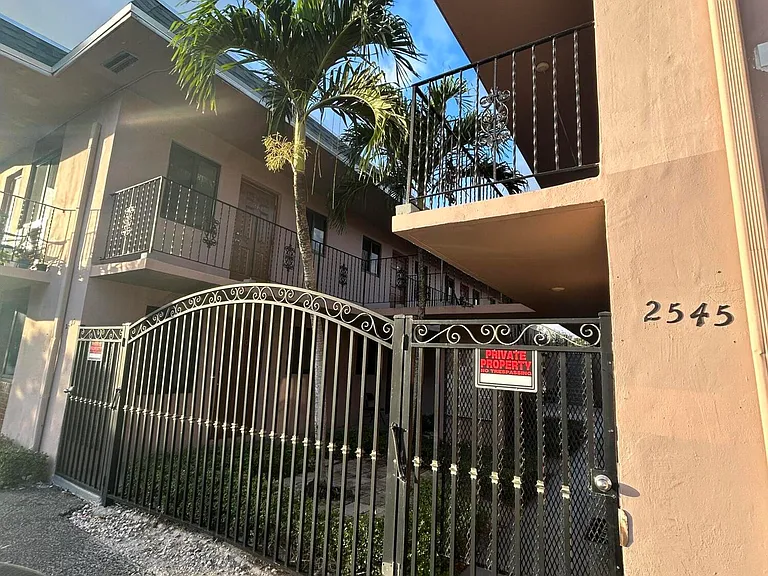2545 Taft St #104 — Photo 3