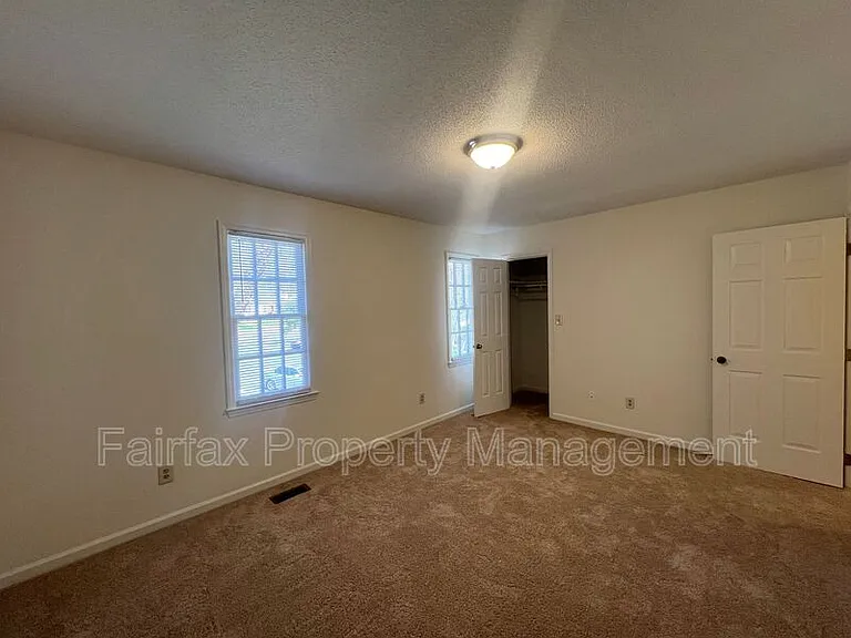 112 Greenmont Ln — Photo 16