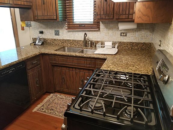 3rd image of 800 Claremont Dr