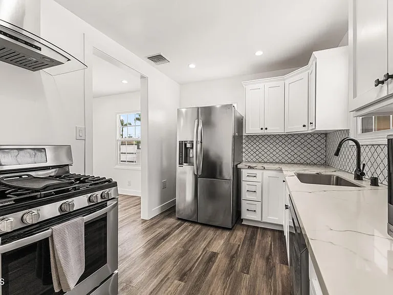 7637 Radford Ave — Photo 3