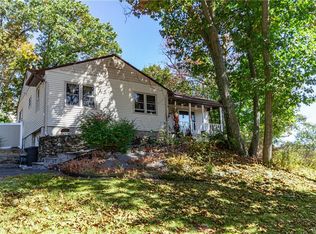 8 Lyndon Ln, New Windsor, NY 12553