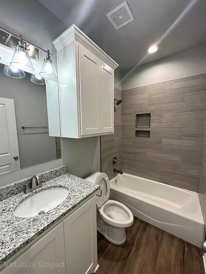 Modern 2-Bedroom with Private Garage & Fenced Backyard — Photo 4
