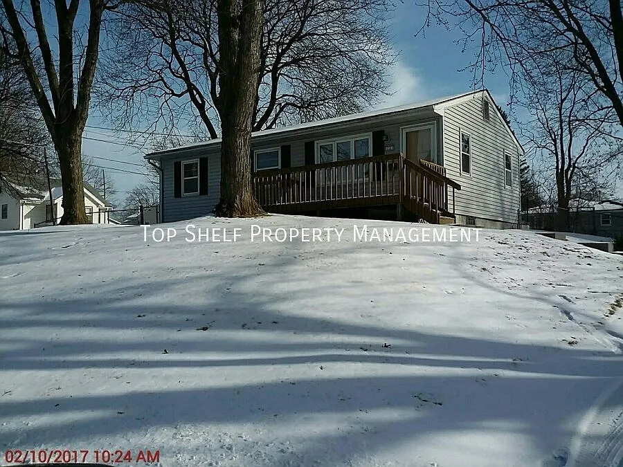 3 bed, 900 sqft, $1,195 — Photo 1